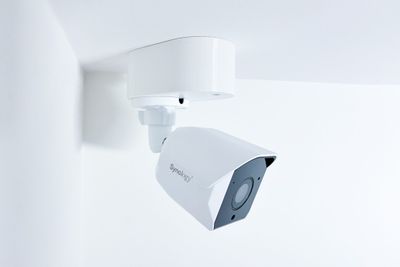 SYNOLOGY držák s krytkou kabelů pro kamery BC500/510 na stěnu a strop, bílý