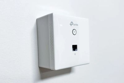 TP-LINK držák s kabelovou krytkou pro EAP115/250/650-Wall a TAPO S210/S220 na stěnu , bílý