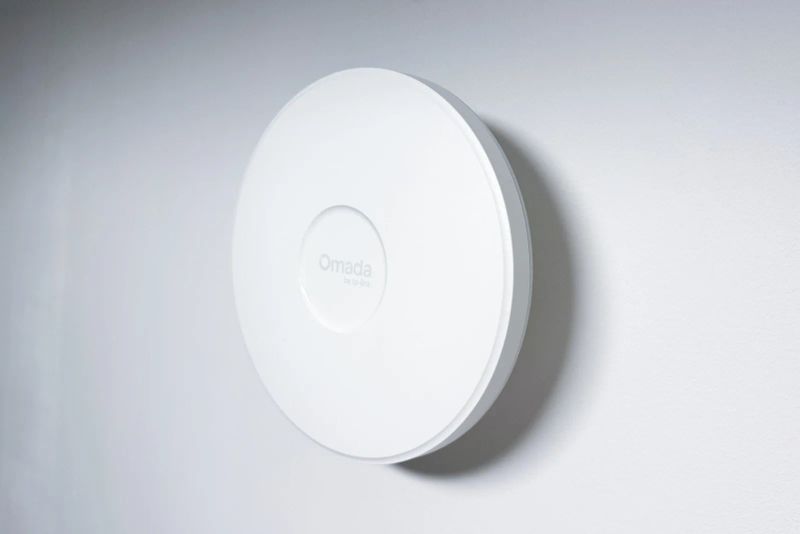 TP-LINK držák s kabelovou krytkou pro EAP řady 6x a 7x, na stěnu nebo strop, bílý
