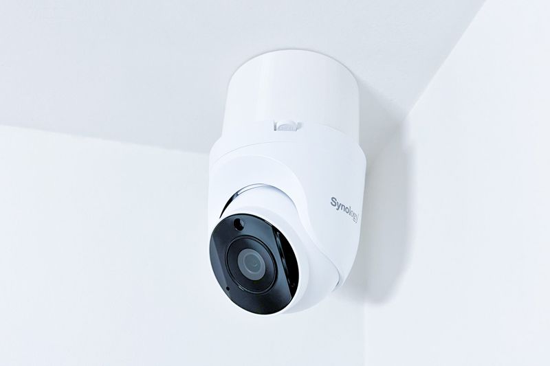 SYNOLOGY držák s krytkou kabelů pro kamery TC500/510 na stěnu a strop, bílý