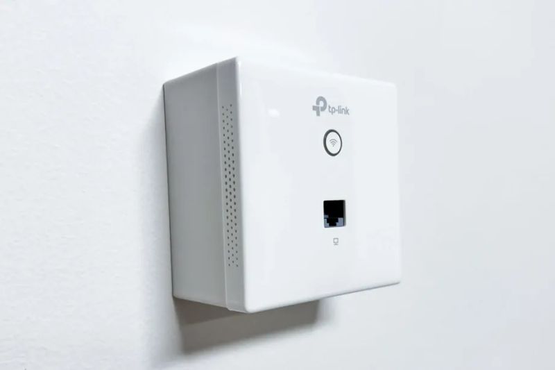TP-LINK držák s kabelovou krytkou pro EAP115/250/650-Wall a TAPO S210/S220 na stěnu , bílý