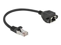 Síťový prodlužovací kabel - RJ-45 (M) do RJ-45 (F) šroubovací - 25 cm - S/FTP - CAT 6a - bootovaný, neobsahuje halogen, provedení bez hrbolků - černá