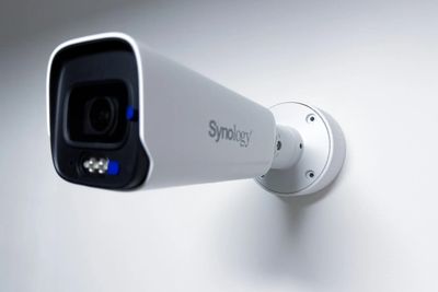 SYNOLOGY držák/krytka kabelů pro kamery Synology BC800 na stěnu a strop, bílý