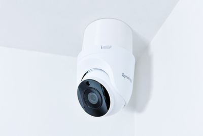 SYNOLOGY držák s krytkou kabelů pro kamery TC500/510 na stěnu a strop, bílý