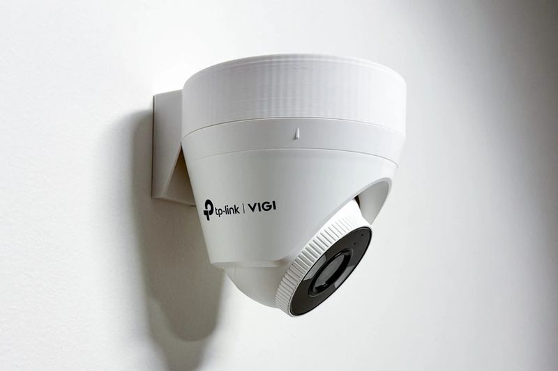TP-LINK držák s kabelovou krytkou pro kamery VIGI C400/C420/C430/450 na stěnu, bílý