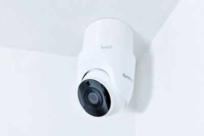 SYNOLOGY držák s krytkou kabelů pro kamery TC500/510 na stěnu a strop, bílý