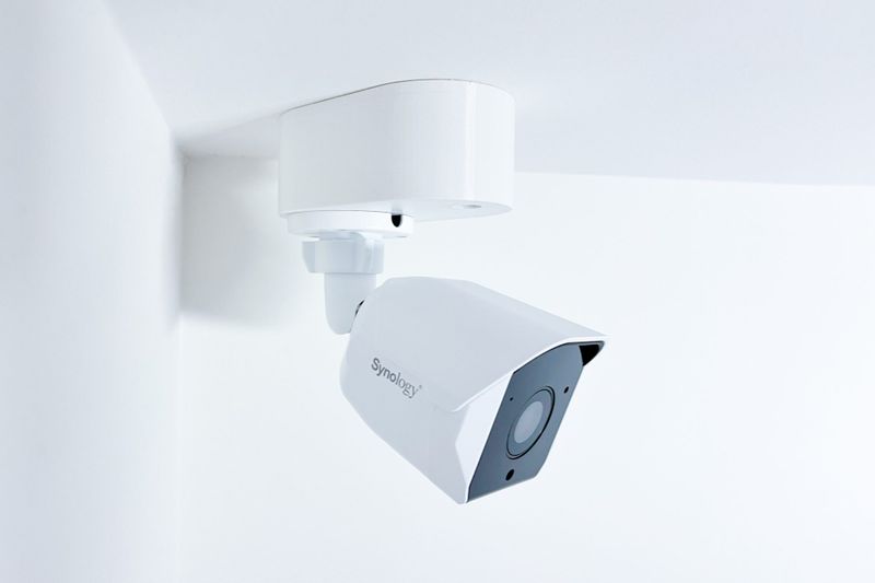 SYNOLOGY držák s krytkou kabelů pro kamery BC500/510 na stěnu a strop, bílý