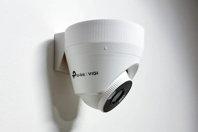 TP-LINK držák s kabelovou krytkou pro kamery VIGI C400/C420/C430/450 na stěnu, bílý