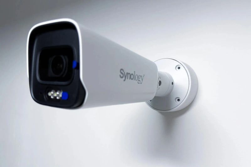 SYNOLOGY držák/krytka kabelů pro kamery Synology BC800 na stěnu a strop, bílý