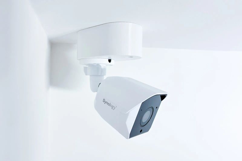 SYNOLOGY držák s krytkou kabelů pro kamery BC500/510 na stěnu a strop, bílý