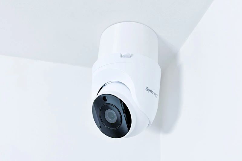 SYNOLOGY držák s krytkou kabelů pro kamery TC500/510 na stěnu a strop, bílý